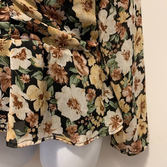 Floral sweetheart ruched blouse size L NWOT - Picture 3 of 6